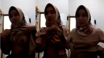 Guru Berjilbab Pamer Payudara Untuk Kekasih Gelap