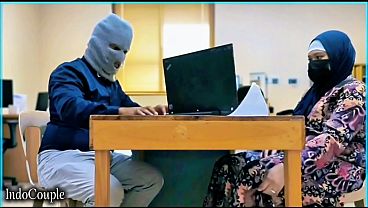 Istri Berhijab Yang Nakal Menggoyang Vibrator Di Kantor, Memuaskan Hasrat Dengan Rekan Kerjanya.