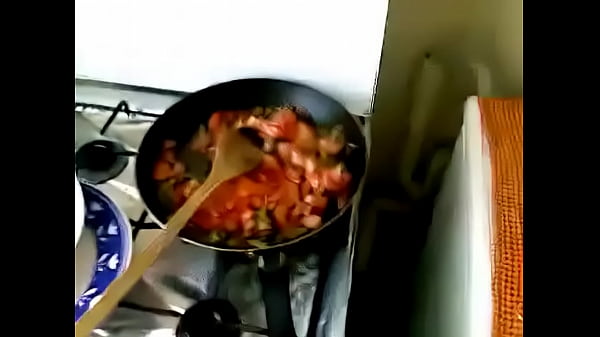 Bhabhi Desi Menggoda Sambil Memasak, Mulutnya Sibuk Melayani Di Dapur