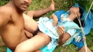 Desi Mesum Ngentot Pacar Kawin Di Semak-semak Terbuka
