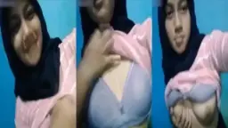 Gadis Berhijab Cantik Pamer Payudara Mulus Menggoda