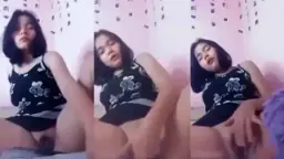 Gadis Cantik Mengocok Memek Sampai Klimaks