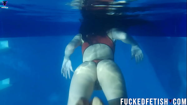 Helen Bintang Malam Apnea Kolam Renang Dengan Pakaian Renang Seksi
