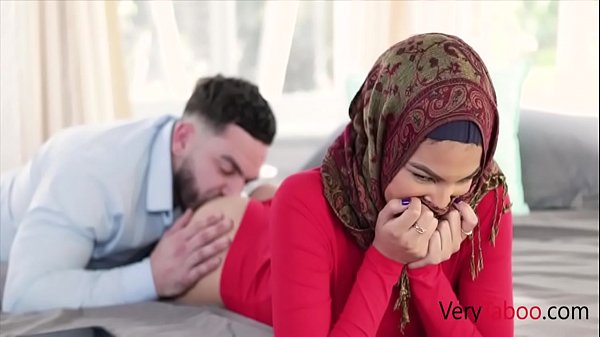 Maya Farrell: Adik Tiri Perawan Berhijab Yang Kutaklukkan