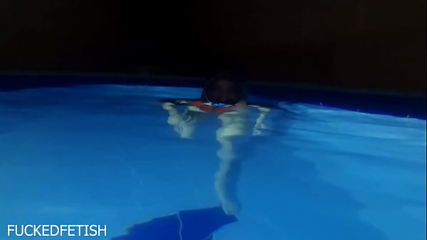 Helen Bintang, Berenang Malam Dengan Pakaian Renang Seksi Dan Topeng Menyetir Di Kolam