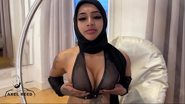 Gadis Muslim Berhijab Digoyang Ganas Oleh Lelaki Berotot