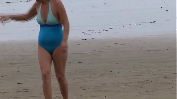 Mencukur Bulu Kemaluanku Di Pantai, Lalu Memamerkan Diri Dan Bermasturbasi Sebelum Bercinta Dengan Kakak Ipar