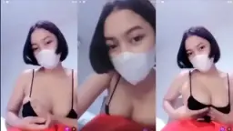 Gadis Berambut Pendek Meremas Payudara