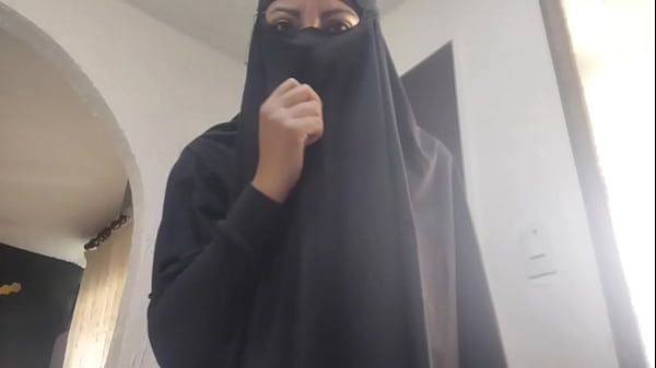 Milf Arab Mengenakan Niqab Mengocok Memek Sampai Muncrat Dan Orgasme Kasar Di Webcam