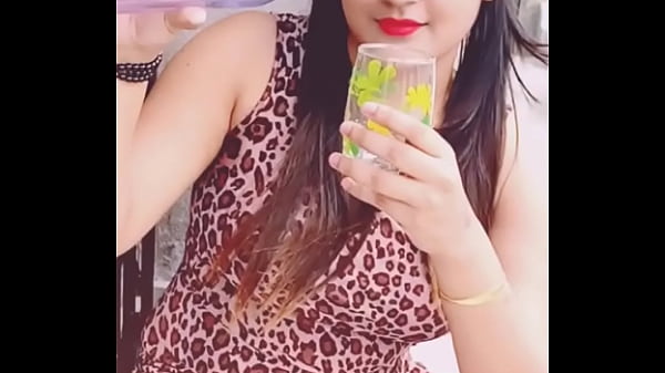 Gadis India Pamer Pose X Yang Menggoda
