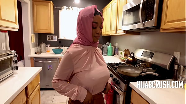 Curvy Ebony Berhijab Nungging Goyang Kayak Bintang Bokep, Lily Starfire