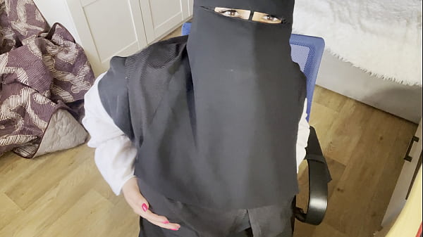 Wanita Turki Bermata Indah Pakai Hijab, Tangannya Mainin Pantyhose Sampai Basah.