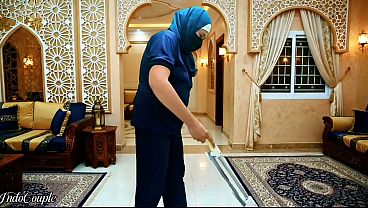 Mbok Jilbab Disuruh Nyedot Kontol Majikan Sampe Abis, Ditelen Semua.