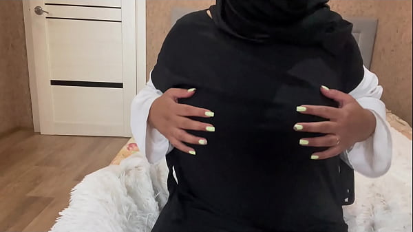 Arab Milf Jasmine, Celana Dalemnya Ilang, Keliatan Basah