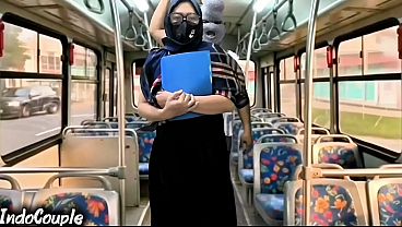Istri Muslim Pulang Kampus Sendirian Di Bis, Langsung Digaruk Sama Orang Asing Di Atas Hijabnya