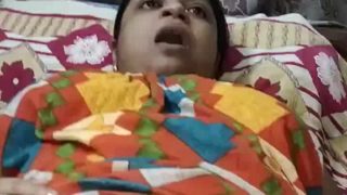 Bengali Boudi Pake Gown, Jari Masuk Ke Dalam, Nikmatin Sendiri