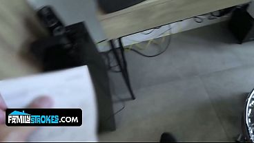 Gadis Latin Kecil Menggoda Ayah Tirinya Dengan Tubuh Mulus Yang Bikin Ngilu.