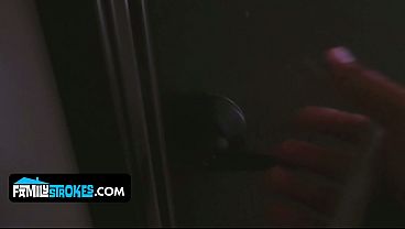 Goyangin Tete Gede, Kakak Tiri Layla London Biarin Adek Tiri Ngebor Memek Sempitnya
