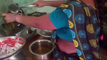 Ibu Rumah Tangga India Lagi Masak Sambil Main Seru Sama Pacar.