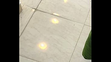 شرموطة مصرية نار، صاحبت البيت بتتنيك من سباك وصاحبه، كلام هيج، صوت واضح، جسم يلبن العقل