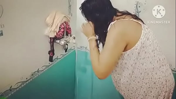 Desi Lagi Mandi Sambil Mainin Diri Sendiri, Bikin Basah Kuyup.