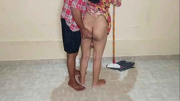 Kamar Lagi Dipel, Tante Pembantu Disuruh Nyedot Kontol, Digenjot Sampai Meraung!