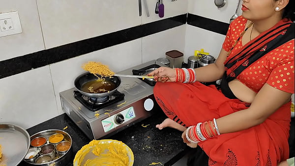 कोमल दिवाली पर नमकीन बना रही थी, तभी देवर ने भाभी को लेने का मौका पा लिया