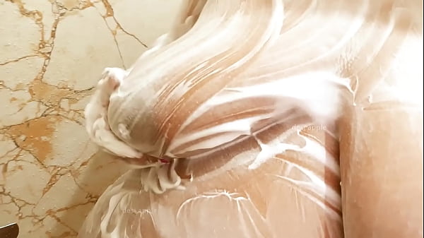 Desi Bhabhi Mandi Basah, Badan Mengkilap, Siap Digoyang