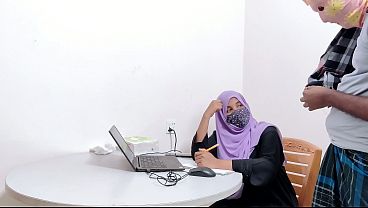 Bankir Cantik Berjilbab Digarap Gila-gilaan Sama Petani Desa, Crot Di Mana-mana
