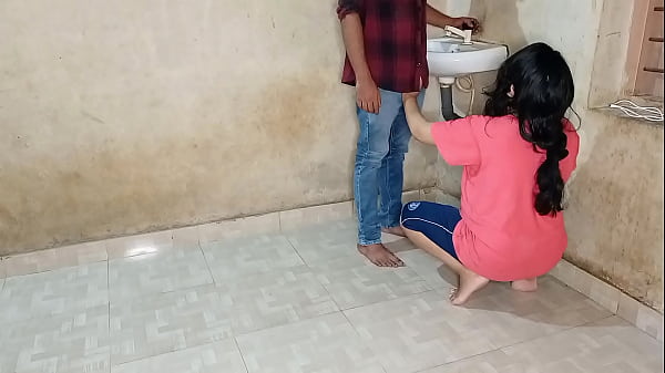 Bhabhi Ne Jawaan Plumber Se Apni Pyas Bujhayi, Choot Ki Aag Lag Gayi!