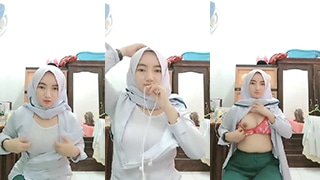 Perawat Sange Pamer Live Show Pake Baju Transparan.
