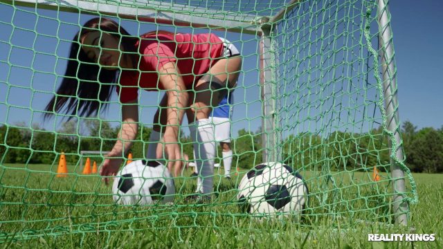 Realitas Raja – Martina Smeraldi Ngentot Di Lapangan Bola