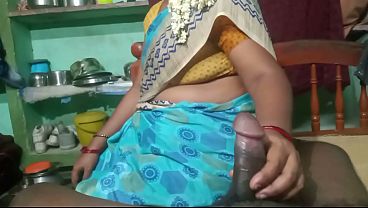 Desahan Panas Di Rumah Desa, Ibu Tiri Dan Anak Tiri Main Di Kamar Belakang.