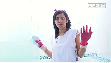 Mbok Hotel Pake Sarung Tangan Karet, Bungkukin Badan Sambil Ngelap Pancuran Bikin Pikiran Nggak Karuan.