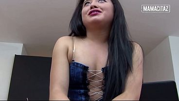 Goyangin Pantat Tebal Latina Pake Rok Mini… Dia Nggak Tahan Megang-megang Terus