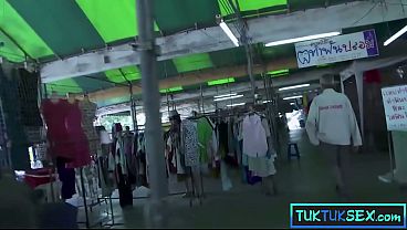 Lidahnya Ditindik, Ibu Mertua Thailand Mungil Digebuk Dua Bule Gila