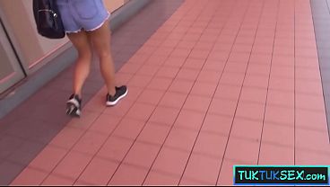 Gadis Lokal Thailand Digoda Di Dalam Tuk-tuk, Langsung Digiring Ke Hotel Buat Main Bareng.