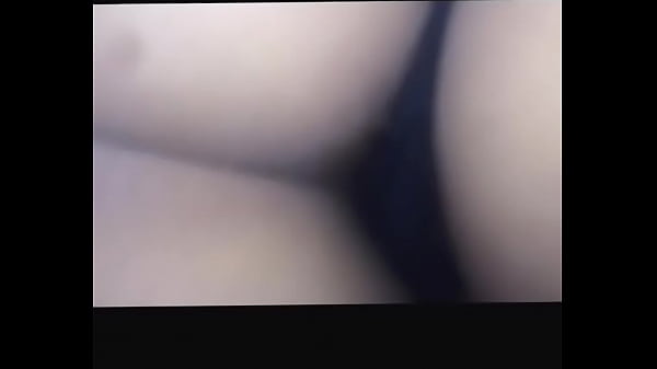 بنت عربية تحت السن بتكشف طيزها وتلعب فيها