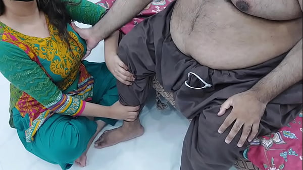 Cewek India Anak Tiri Lagi Pijitin Kaki Bokap Sambil Bokap Remes-remes Toketnya, Makin Panas, Audio Hindi Jelas Kotor Banget.