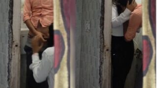 Cewek Kuliah Umur 18 Tahun Ngeseks Di Kamar Mandi