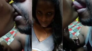 Pasangan Selingkuhannya Yang Sudah Menikah Menjilat Lidahnya Dengan Liar Di Adegan Seks Telugu