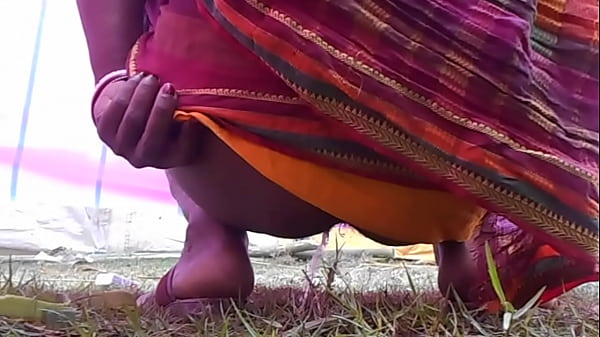 Desi Bulu Lebat, Cewek Becek Pipis