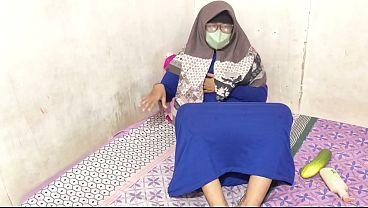 Cewek Hijab Indonesia Lagi Sibuk Mainin Lubangnya Sendiri Sampe Basah Kuyup