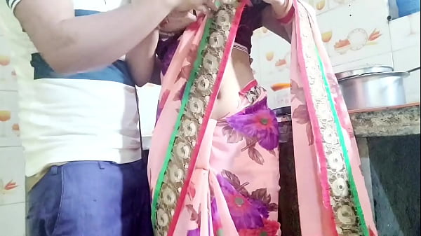 देसी भाभी बर्तन धो रही थी, तभी देवर ने आकर कहा, “भाभी तेरी चूत चाहिए, देगी क्या?” हिंदी ऑडियो में सुनो।