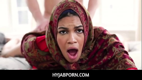 Maya Farrell: Bokong Besar, Jilbab Merah, Dipaksa Nikah Sama Si Tiri Arab