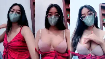 Yasmine Live Pamer Belahan Susu Montok